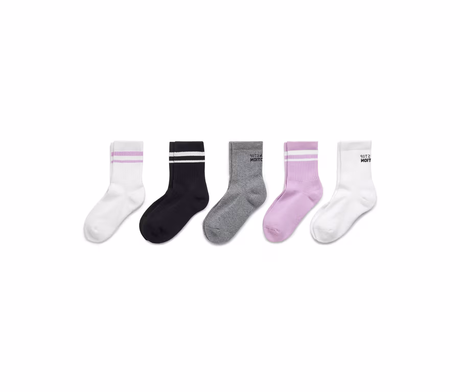 Fünf Socken liegen nebeneinander: eine weiße Socke mit lila Streifen, eine schwarze Socke mit weißen Streifen, eine graue Socke mit dem Text "Nimm mich", eine lila Socke mit weißen Streifen und eine weiße Socke mit dem Text "Nimm mich".