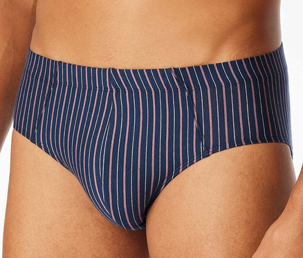 Mann trägt blaue Slips mit Streifen.