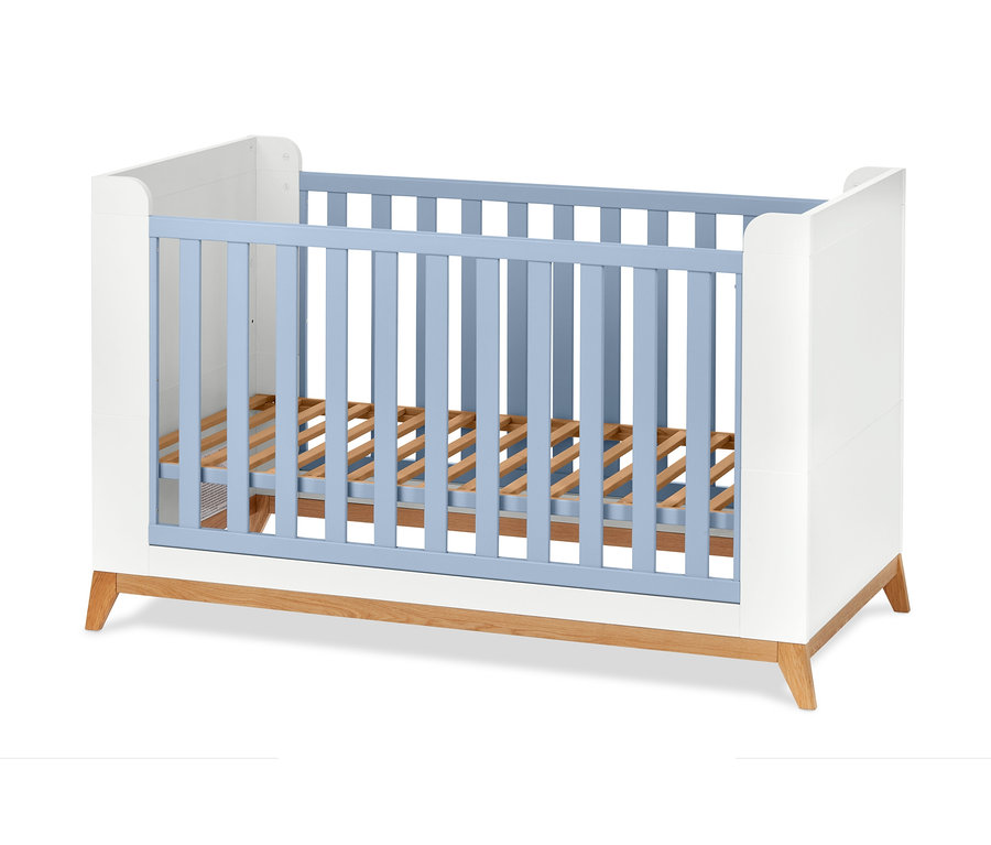 Blaues Baby- und Kleinkindbett mit weißen Seitenteilen und Holzrahmen.