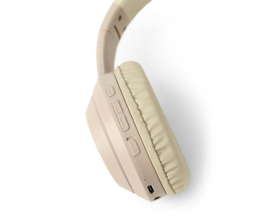 Detailansicht eines beigen On-Ear-Bluetooth®-Kopfhörers.