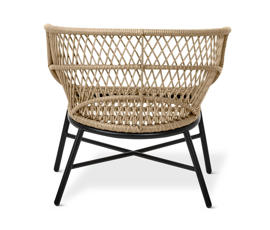 Nahaufnahme eines Loungesessels »Boho« mit Polyrattangeflecht und schwarzen Beinen.