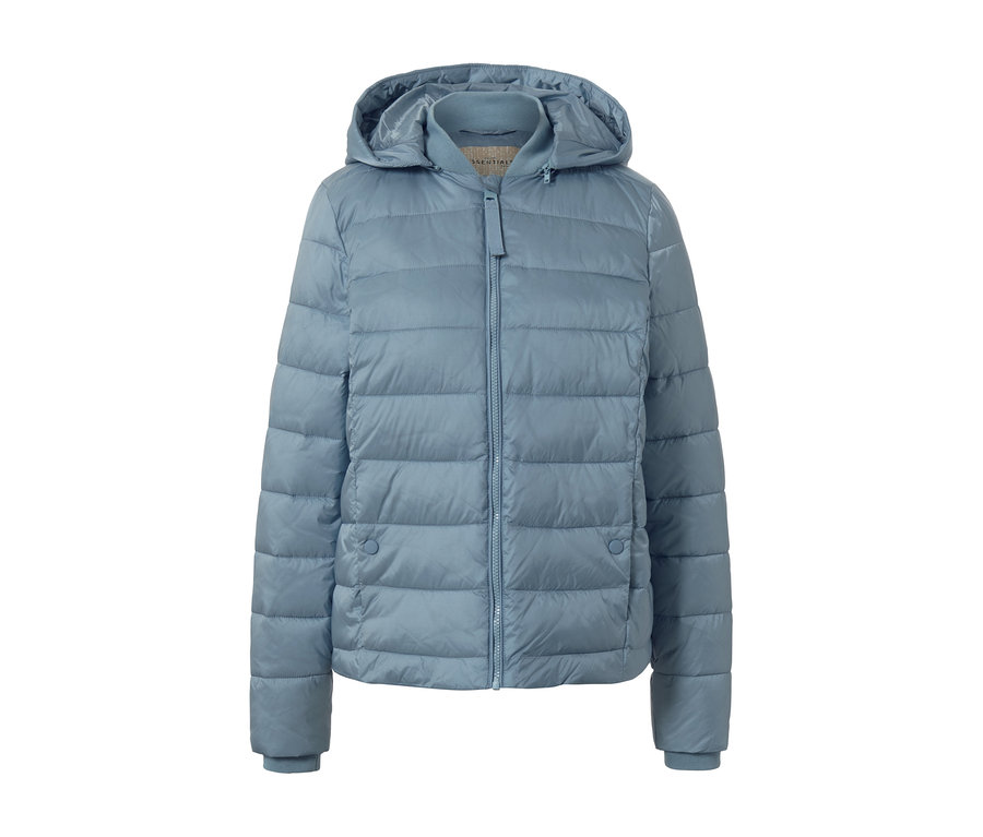 Hellblaue Steppjacke mit Kapuze.