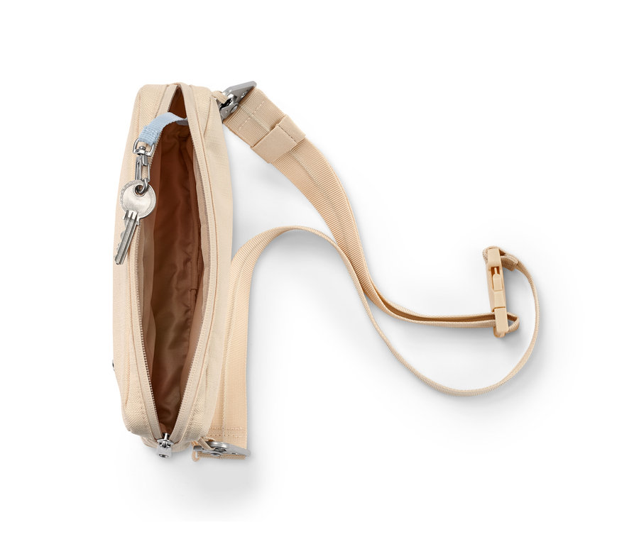 Geöffnete beige Sicherheits-Gürtel- und Umhängetasche mit Schlüsseln darin.