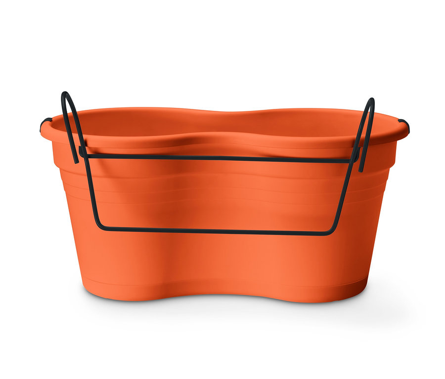 Orangefarbener Doppel-Blumentopf mit Balkonaufhängung und schwarzer Metallhalterung.