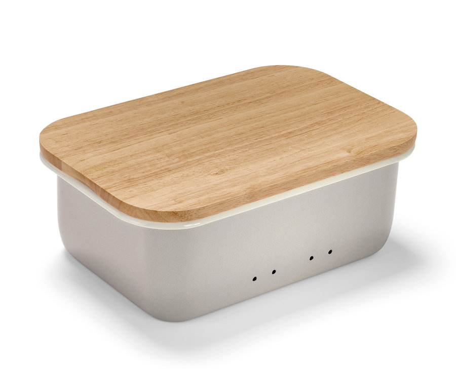 Ein Emaille-Brotkasten mit Schneidebrett als Deckel.