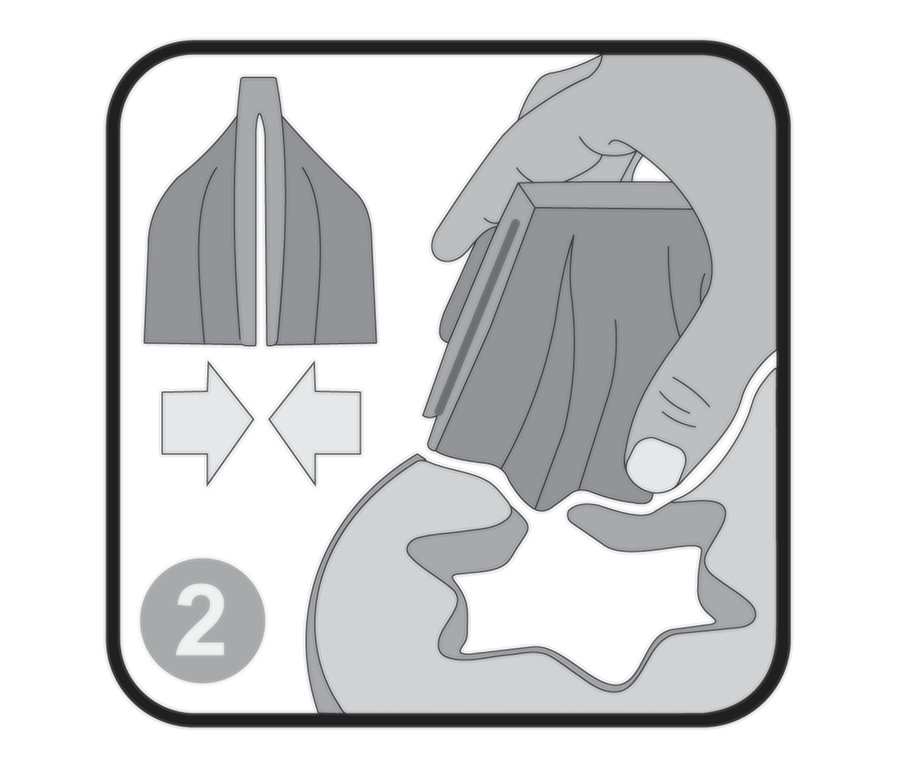 Eine Hand benutzt einen Zimtsternausstecher auf Teig.