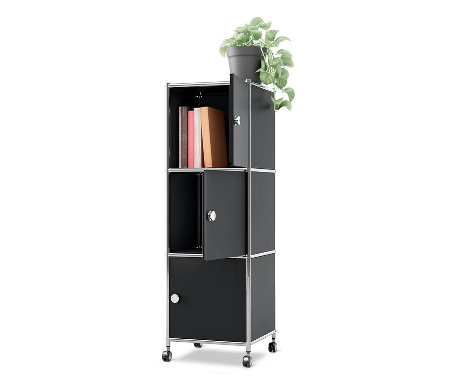 Schwarzer Rollcontainer Metall »CN3« mit 3 Türen. Oben steht eine Pflanze, die obere Tür ist offen und zeigt Bücher, die mittlere Tür ist ebenfalls offen.