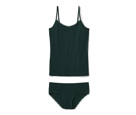 Abgebildet ist ein Hemdchen-Slip-Set.