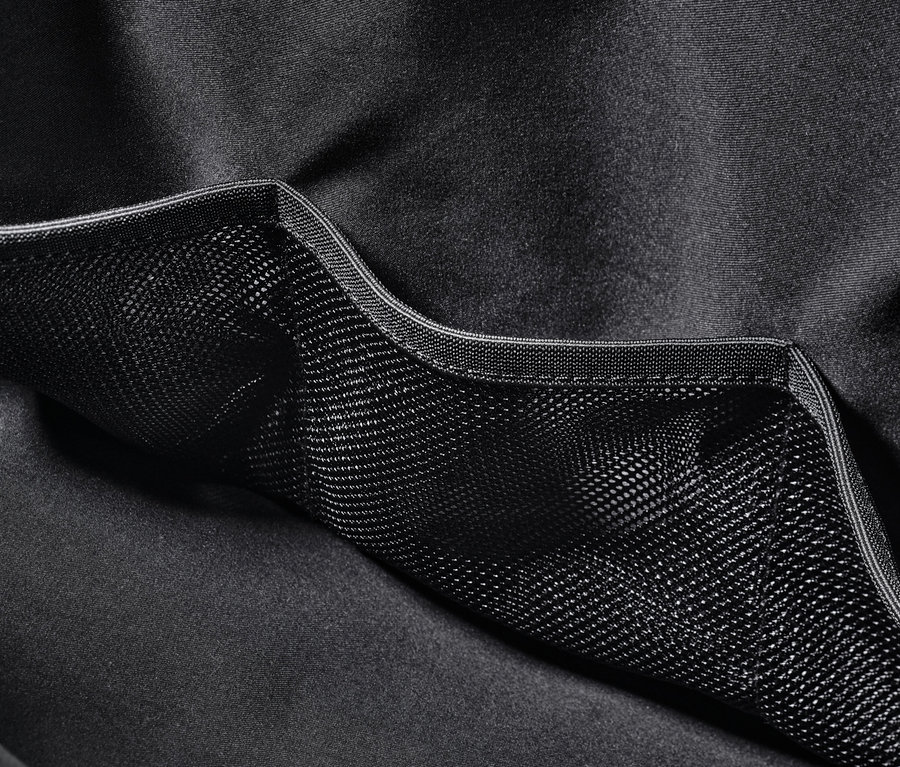 Detailaufnahme einer schwarzen Sporttasche mit Außentasche aus Netzmaterial.