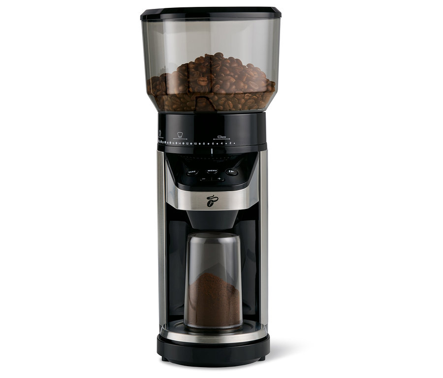 Elektrische Kaffeemühle mit Waage. Oben Kaffeebohnen, unten gemahlener Kaffee.