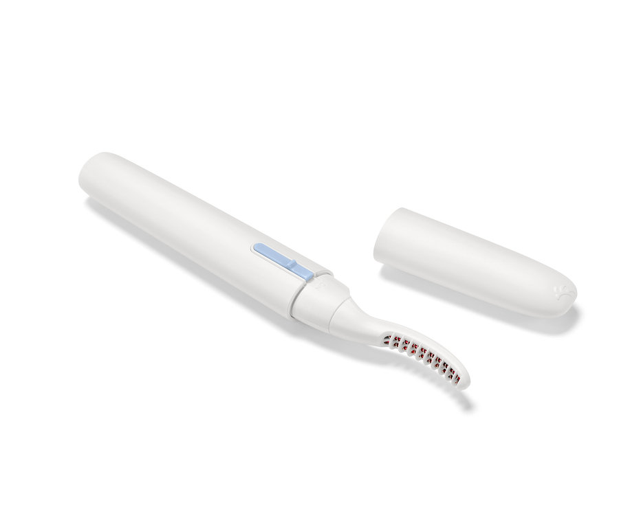 Weißer, beheizbarer Wimpernformer mit blauem Schalter und abgenommener Kappe.