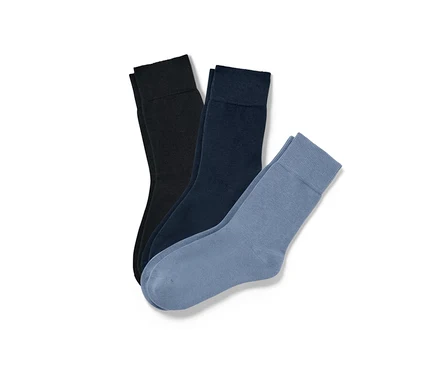 Drei Paar dunkle Socken.