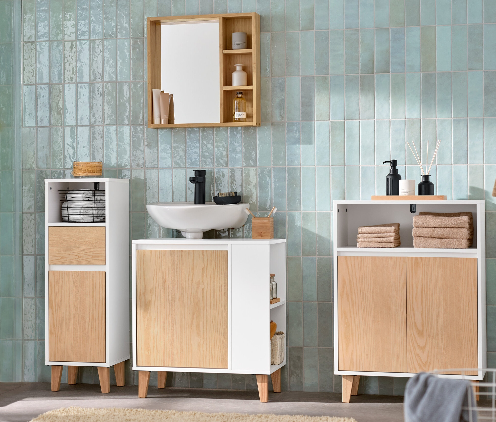 Badezimmer mit Waschbeckenunterschrank mit Tür und seitlichem Fach, Spiegel mit Ablageflächen, Sideboard mit 2 Türen und offenem Fach und Bad-Beistellschrank mit Schublade und Tür, schmal.