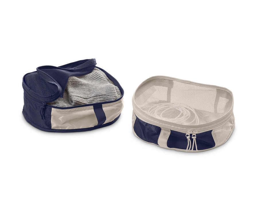 Zwei Rucksack-Organizer liegen auf einem weißen Hintergrund. Einer ist mit Kleidung gefüllt, der andere ist leer.