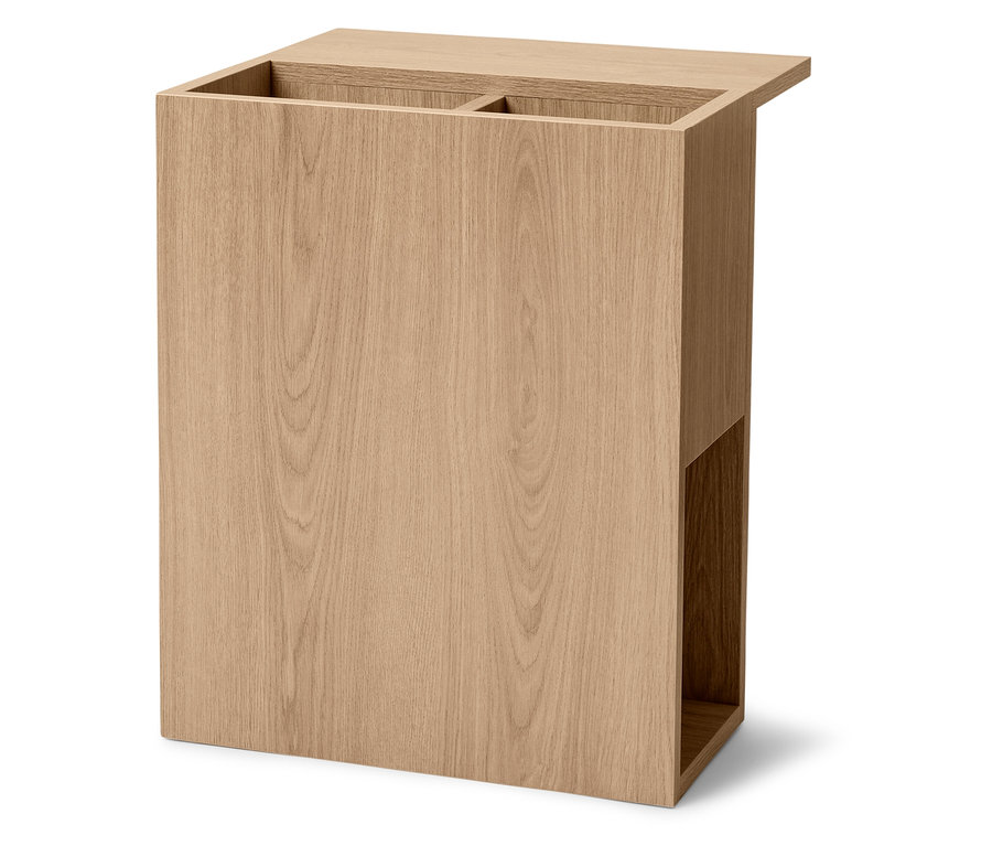 Heller, brauner Holztisch mit Stauraum.