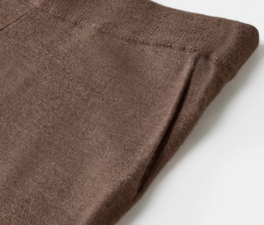 Detail einer braunen Strickhose.