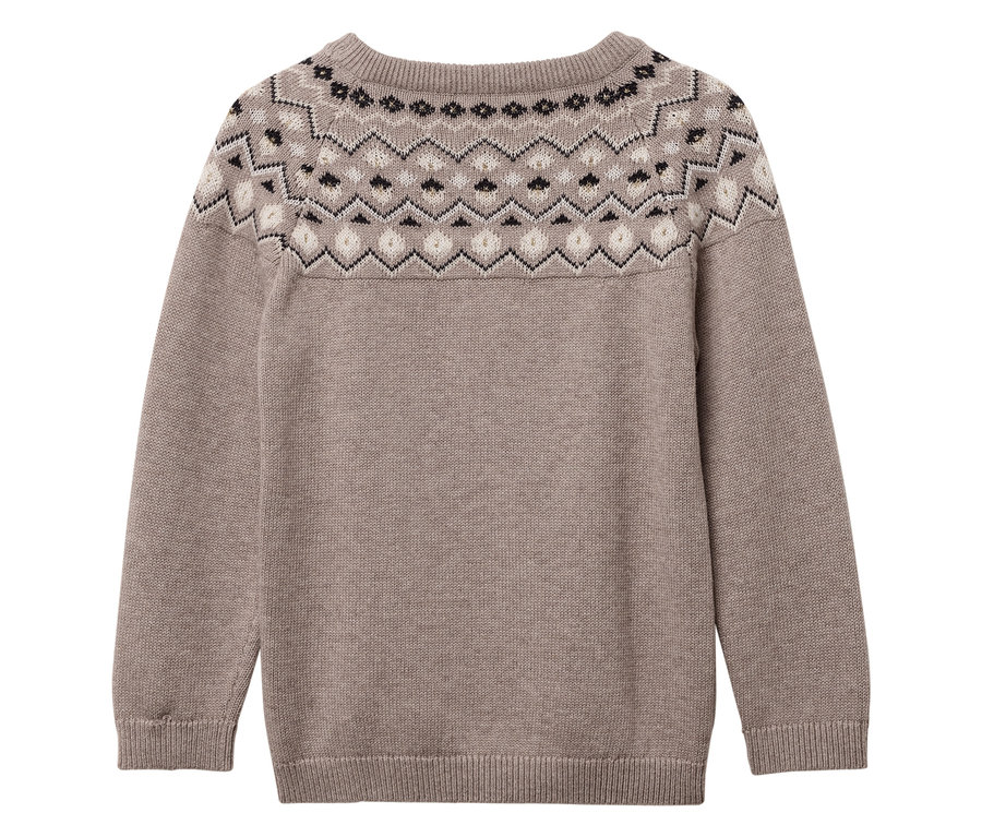 Beiger Pullover mit geometrischem Muster um den Hals.
