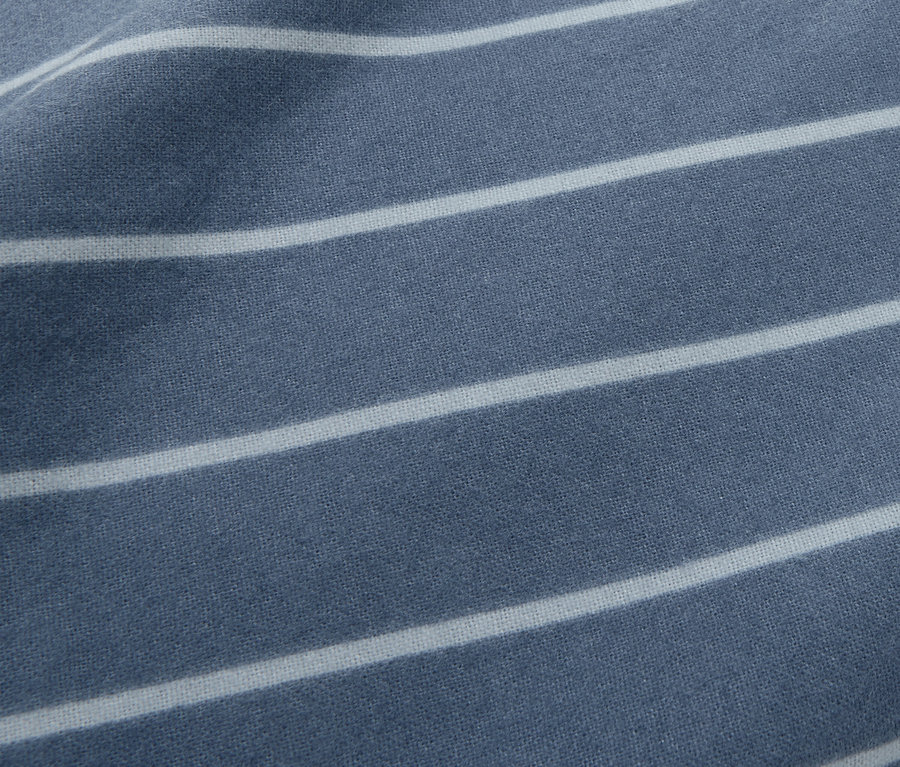 Gestreifte, blaue Biber-Bettwäsche in Standardgröße.