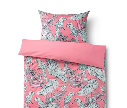 Rosa Renforcé-Bettwäsche Tropical Rose mit Papageien- und Blättermuster.