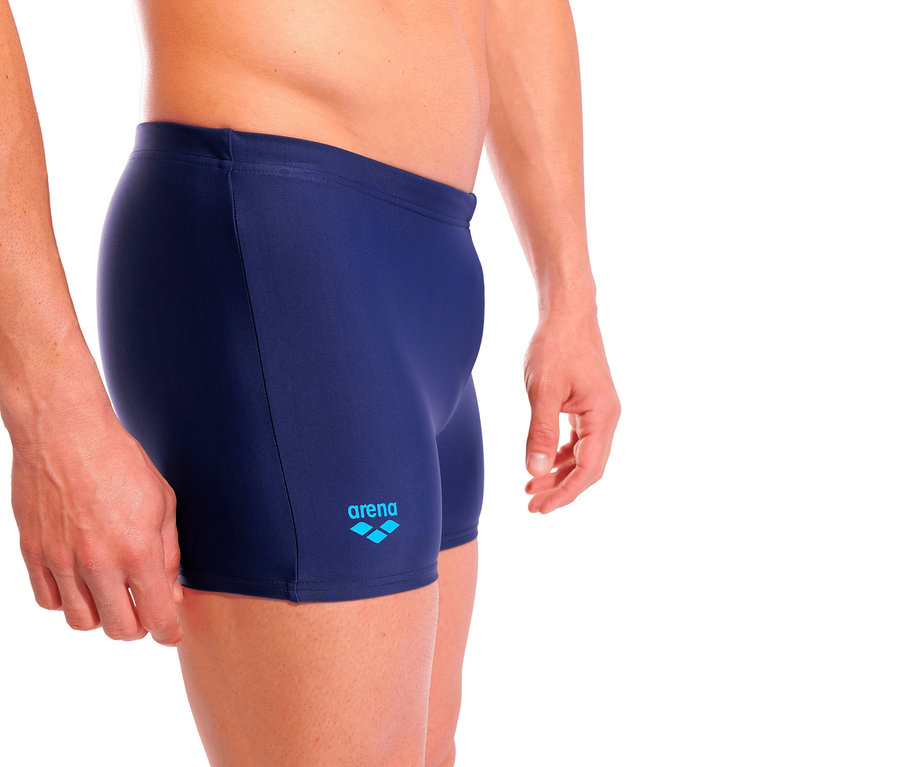 Mann trägt arena Badehose Scratchy, navy.