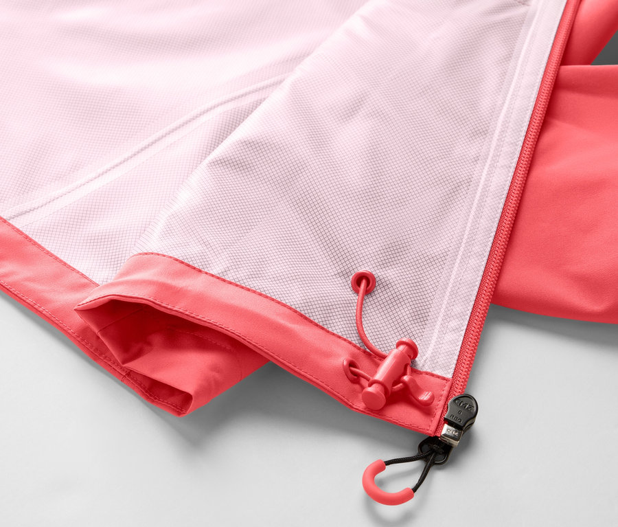 Detailansicht des pink-weissen Saums einer 2,5-Lagen-Outdoorjacke.