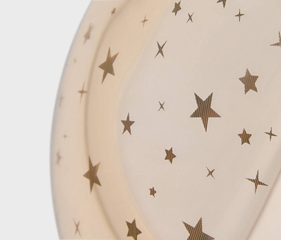 Detail einer Lampe mit Sternen und Kreuzen.