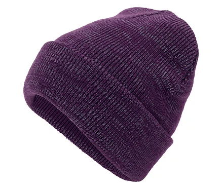 Eine violette Strickmütze mit umgeschlagenem Rand auf weißem Hintergrund.