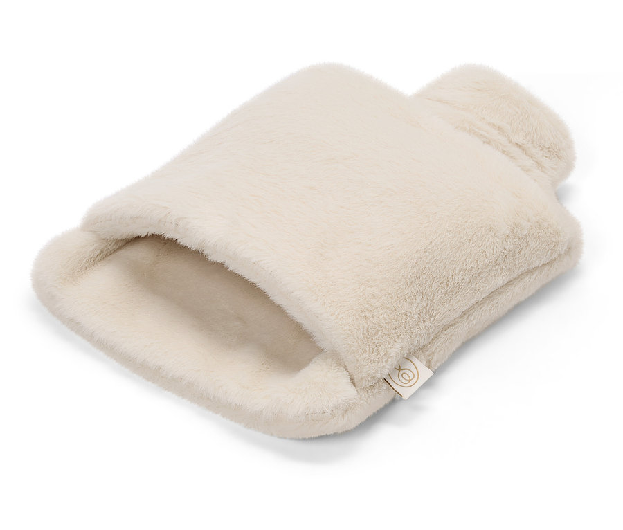 Eine mit cremefarbenem Plüsch überzogene Wärmflasche liegt auf einem weißen Hintergrund.