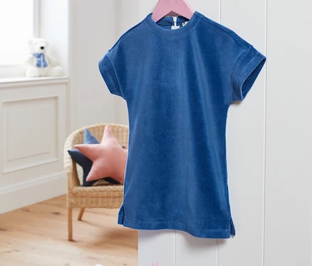 Ein blaues Stretch-Cordkleid hängt an einem pinkfarbenen Bügel.