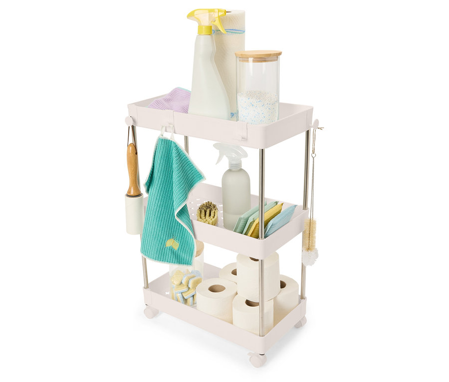 Reinigungsmittel und Zubehör auf einem dreistöckigen Wagen angeordnet.