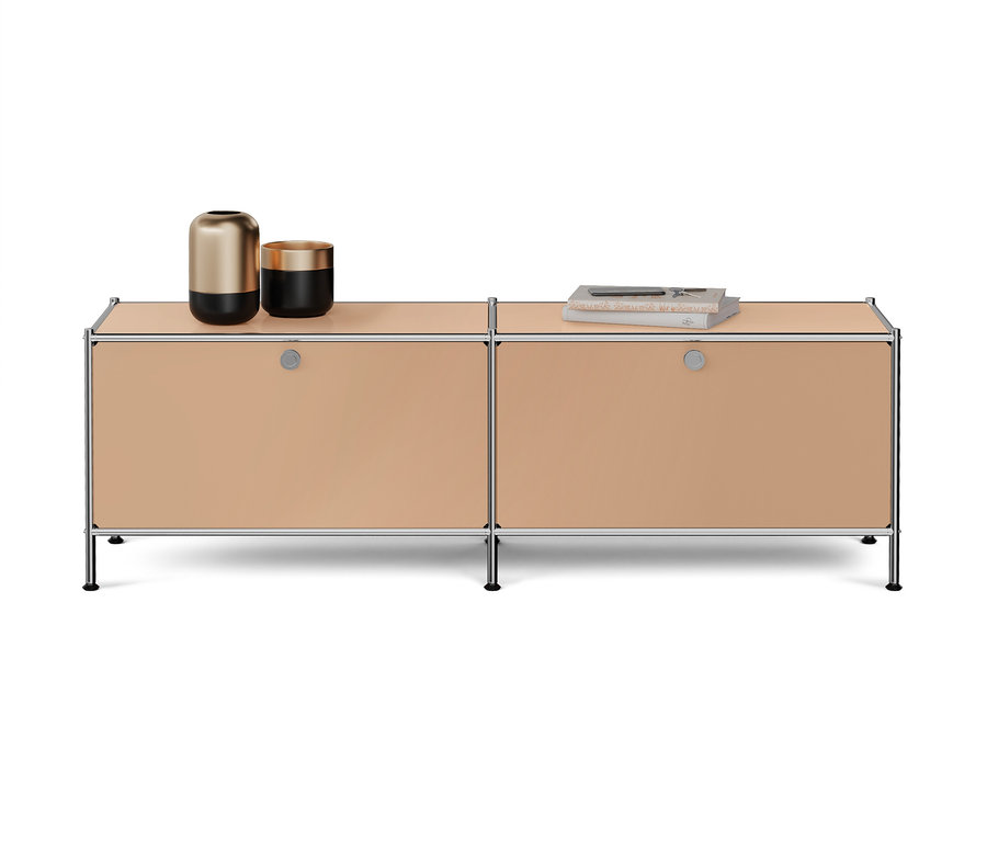 Zwei beige Schränke mit Metallrahmen, auf dem linken Schrank stehen zwei Vasen und auf dem rechten ein Buch.