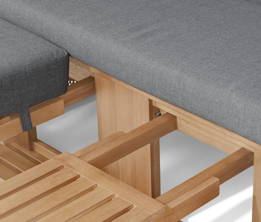 Detailansicht eines Holzmöbelstücks mit grauen Polstern.