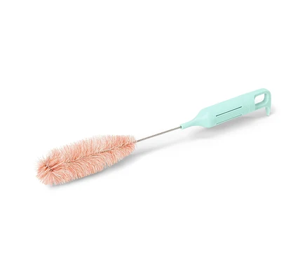 Eine 3-in-1-Gläser-und-Flaschenspülbürste mit mintgrünem Griff und orangefarbenem Bürstenkopf.