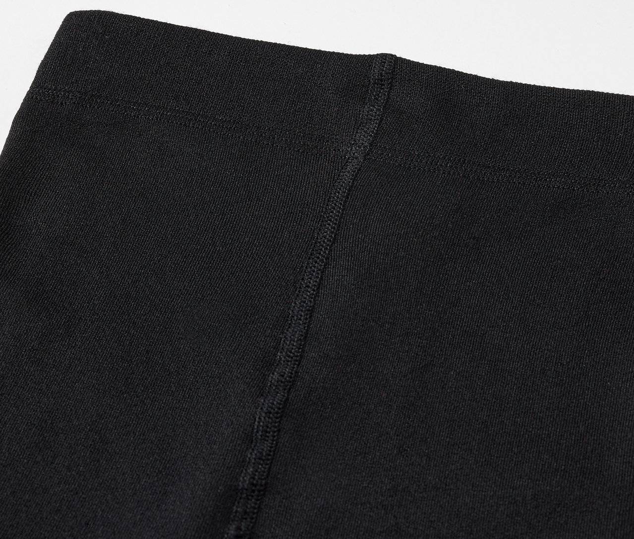 Detailaufnahme vom oberen Teil einer schwarzen Leggings mit sichtbarer Naht.