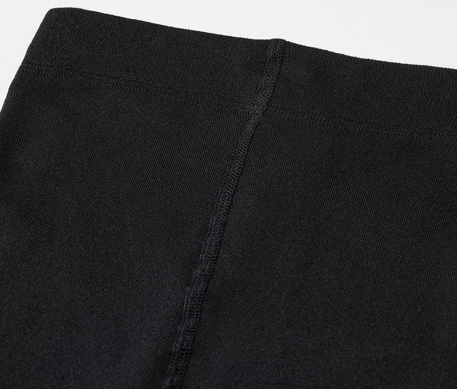 Detailaufnahme vom oberen Teil einer schwarzen Leggings mit sichtbarer Naht.