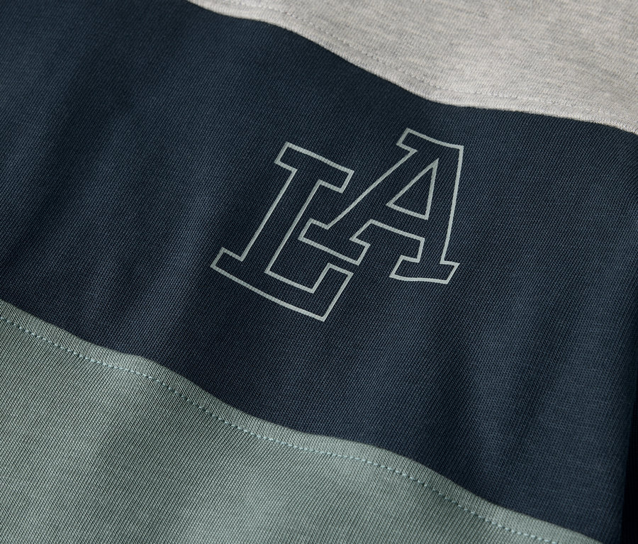 Detailansicht eines Kinder-Heavy-Langarmshirts mit LA-Schriftzug.