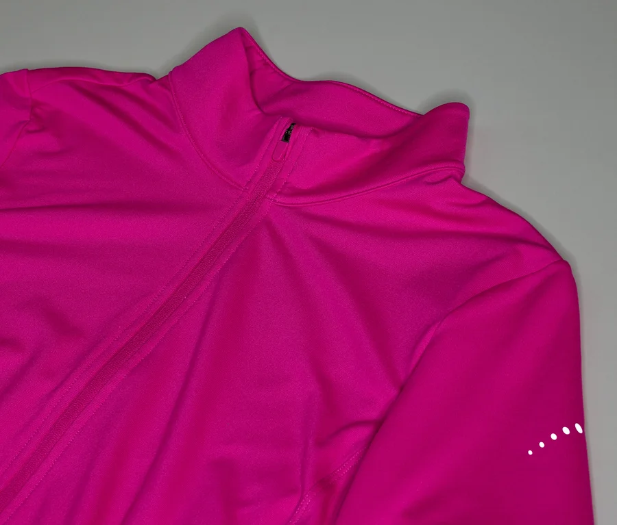 Nahaufnahme einer pinkfarbenen Trainingsjacke mit Reißverschluss und Stehkragen.