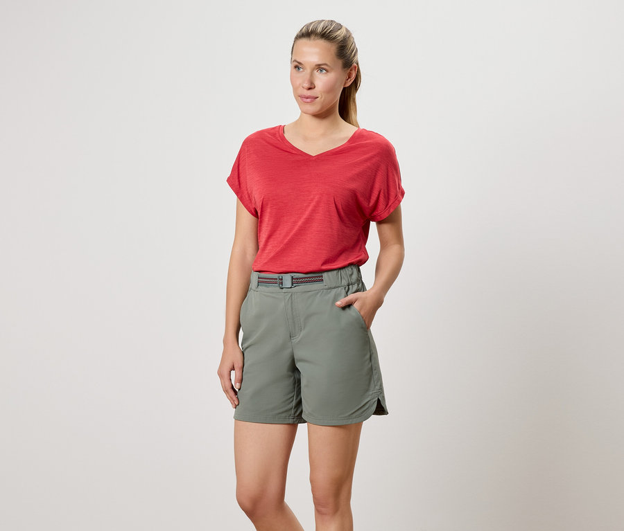 Frau mit rotem T-Shirt und grünen Shorts.