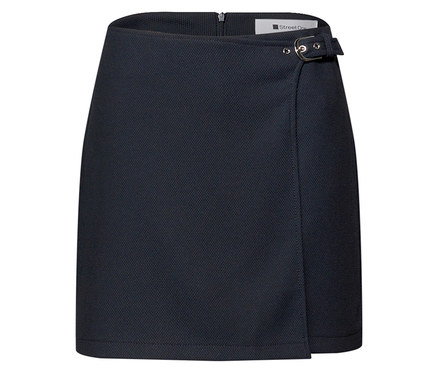 Dunkelblauer Street One Hosenrock aus strukturiertem Stoff mit Wickeloptik und einer dekorativen Schnalle mit zwei silbernen Ringen an der rechten Taille.