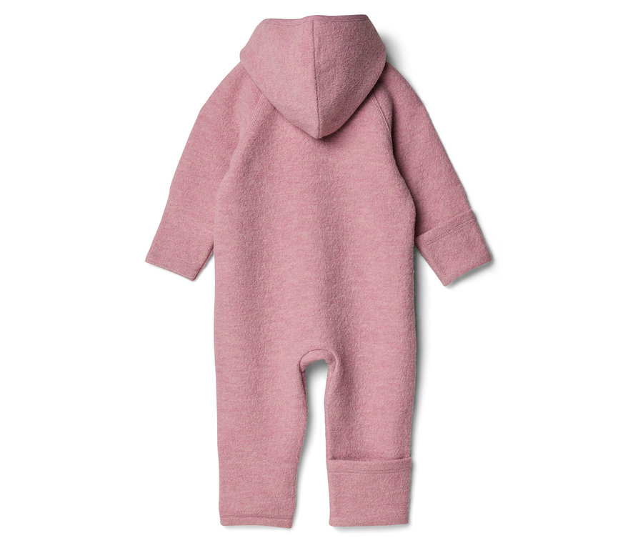 Rückansicht eines rosafarbenen Baby-Overalls mit Kapuze, langen Ärmeln und umgeschlagenen Bündchen an Ärmeln und Beinen.