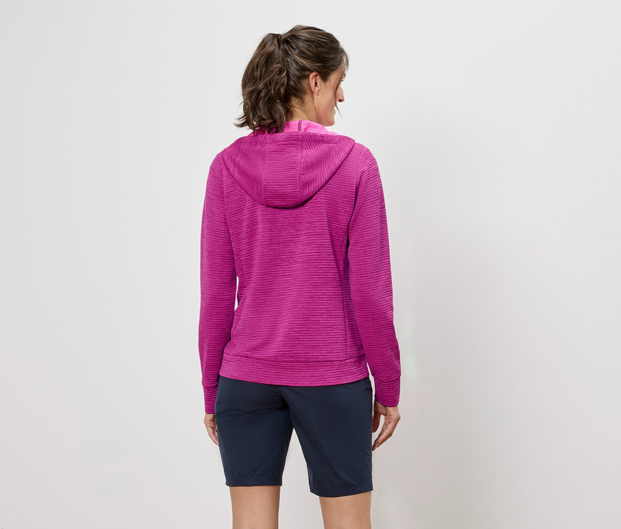 Rückansicht einer Frau mit Pferdeschwanz, die einen pinkfarbenen Hoodie und marineblaue Shorts vor einem neutralen Hintergrund trägt.