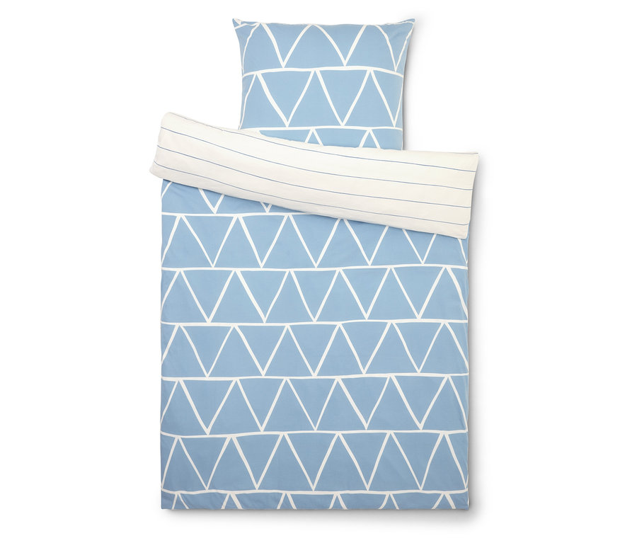 Hellblaue Bettwäsche mit weißem Dreiecksmuster, bestehend aus Kissenbezug und Bettbezug.