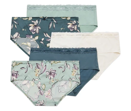 Fünf Damenslips liegen übereinander, mit floralen Mustern und Spitzendetails in Grün-, Blau- und Cremetönen.