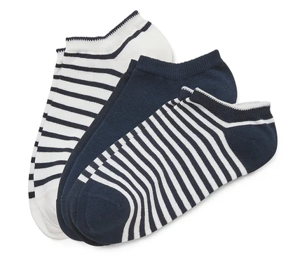 Drei Socken: Eine weiße gestreifte, eine dunkelblaue, eine dunkelblau gestreifte.