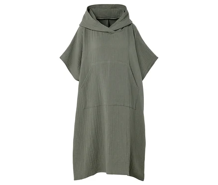 Ein olivgrünes Kapuzenkleid mit kurzen Ärmeln und einer aufgesetzten Tasche.