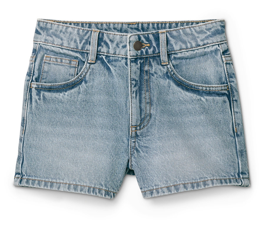Hellblaue Jeansshorts liegen auf einem weißen Hintergrund.