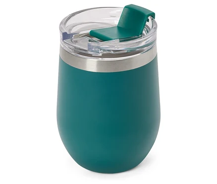 Ein türkisblauer, bauchiger Becher mit einem silbernen Band und einem transparenten Deckel mit grünem Schieber.