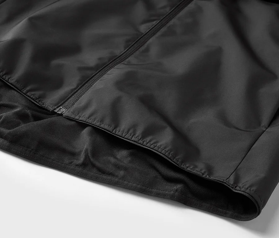 Detailaufnahme einer schwarzen Jacke mit Reißverschluss und Netzfutter.