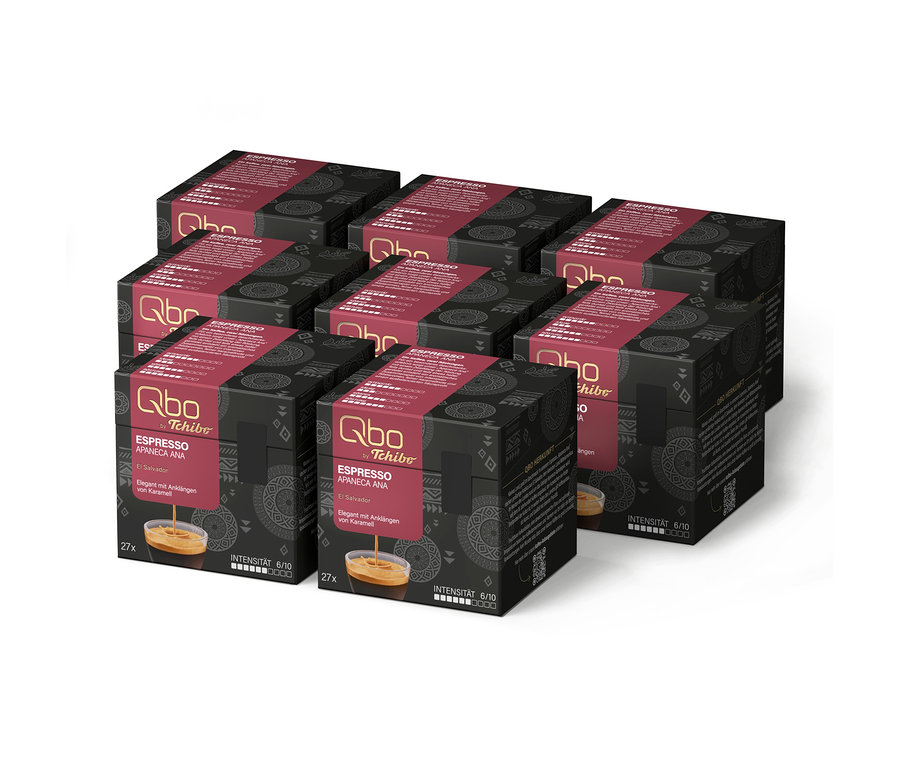 Acht schwarze Qbo Espresso APANECA ANA Kapselpackungen (216 Kapseln gesamt) mit rotem Deckel. Auf jeder Packung ist Espresso in einer Tasse abgebildet.