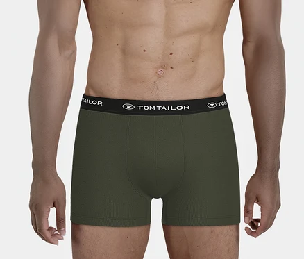 Mann trägt dunkelgrüne, gerippte Boxershorts mit schwarzem TOM TAILOR Bund, von der Taille aufwärts sichtbar.